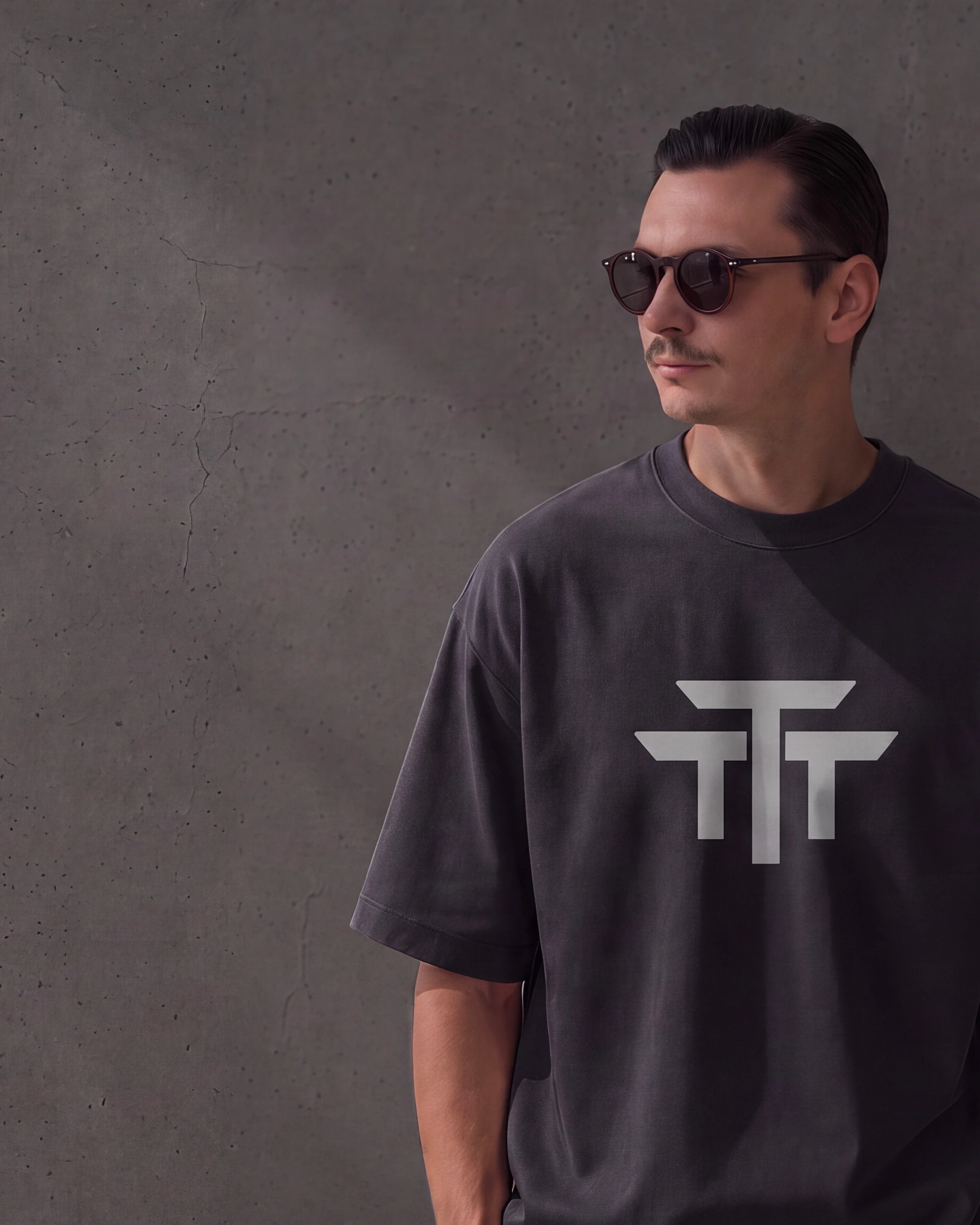 Модель в тёмной футболке TTT-SHIRT