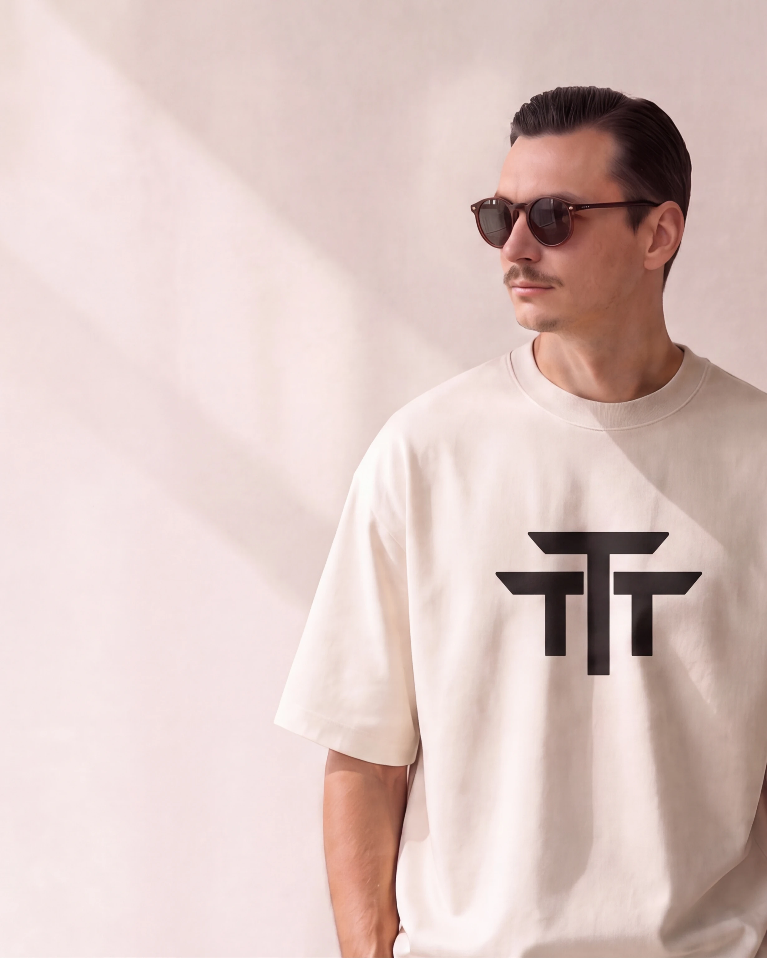 Модель в белой футболке TTT-SHIRT