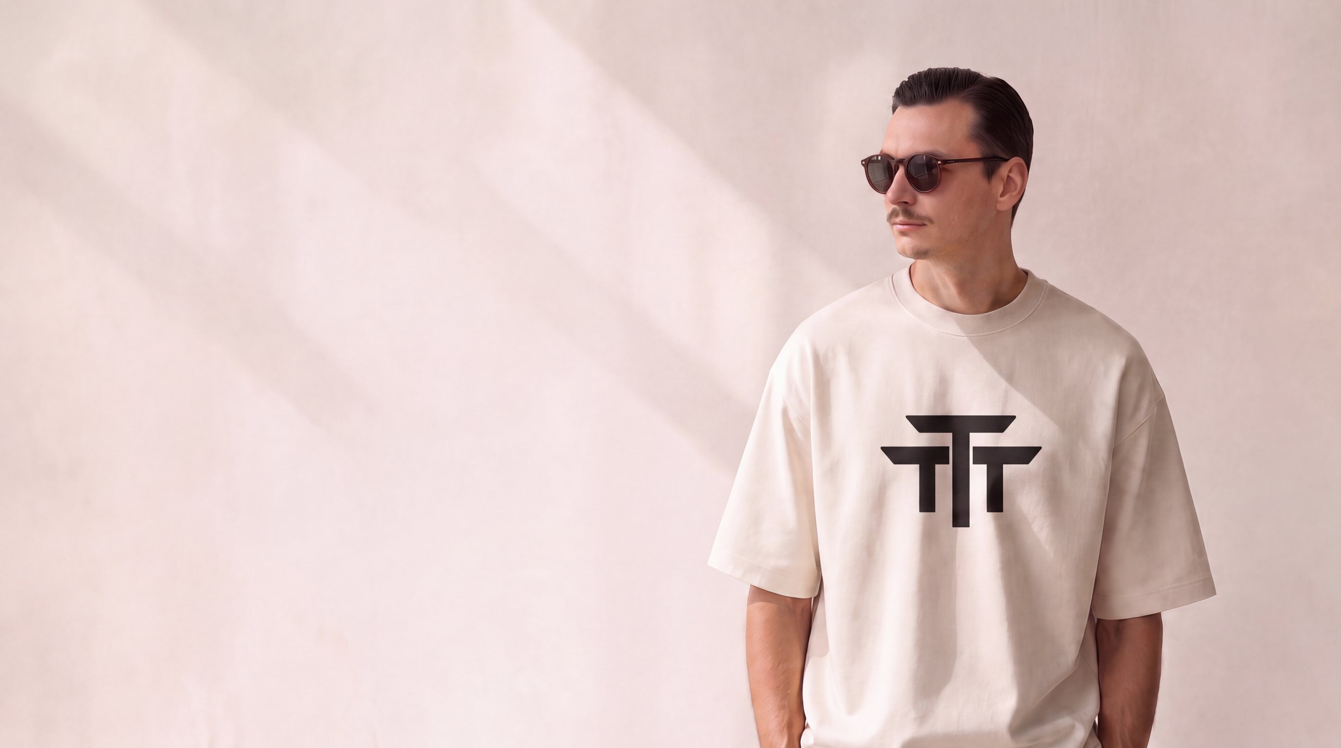 Модель в белой футболке TTT-SHIRT